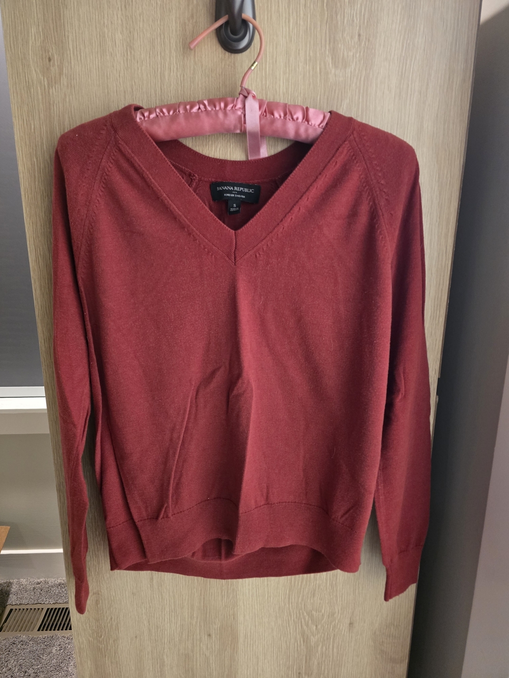 Banana Republic Women's V-Neck Sweater - Wine Red